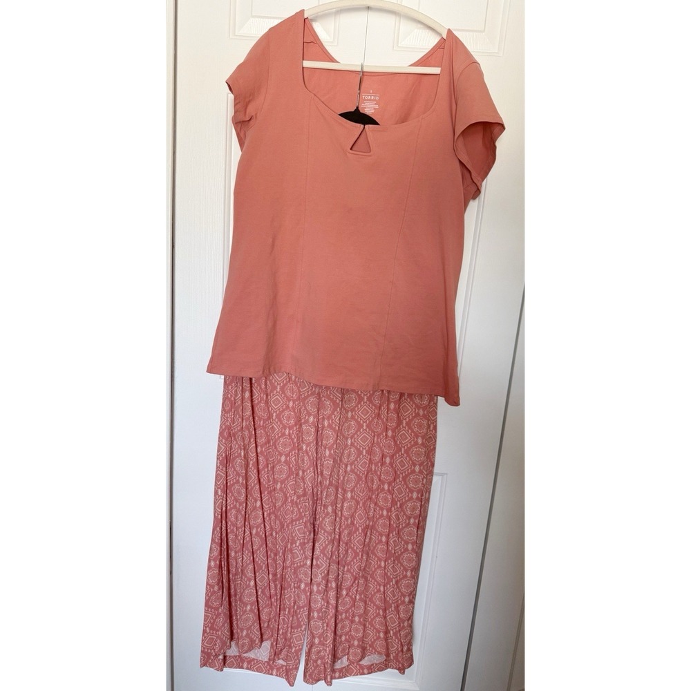 Torrid Coral Set Top 3XL & Bottom 1 R (14/16) Pants NWTs. Shirt New Without Tags